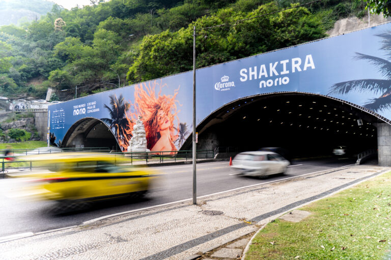 Instalado painel de show de Shakira no túnel de Botafogo