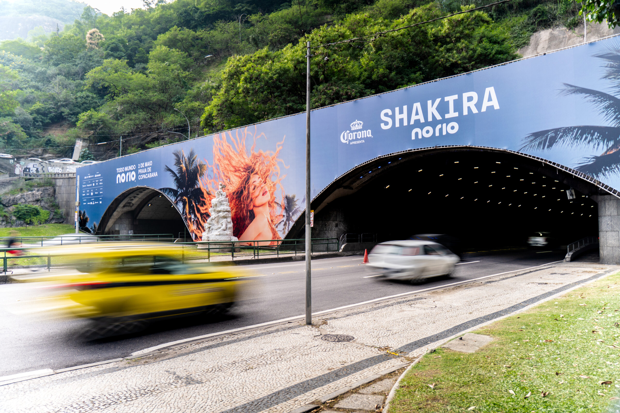 Instalado painel de show de Shakira no túnel de Botafogo