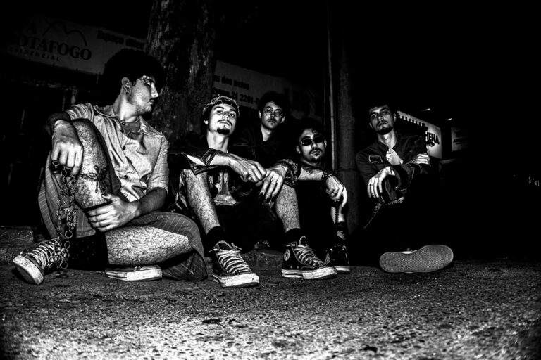 Sutil Modelo Novo lança novo EP “CORRE ERRADO”
