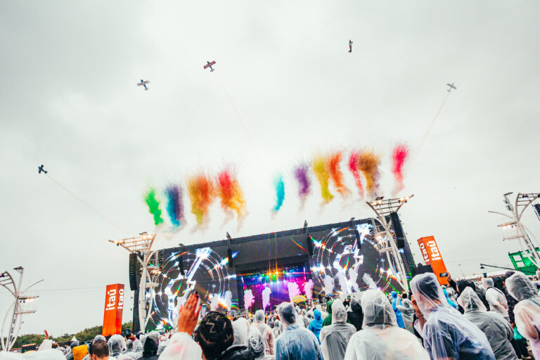 Chuva vira espetáculo no último dia de Rock in Rio